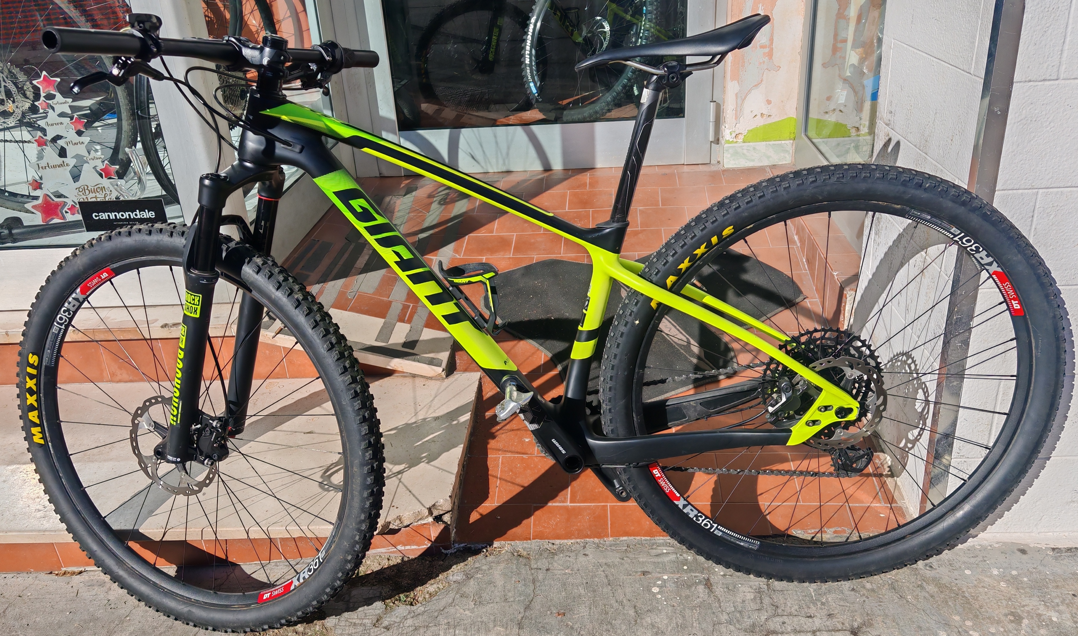 Mtb giant S carbonio ottime condizioni
